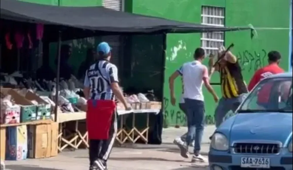 Archivo. Momento en el que un hincha de Nacional golpea con un bate a un parcial de Peñarol en Piedras Blancas