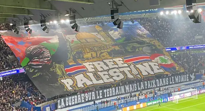La gigantesca bandera desplegada en la tribuna del PSG.