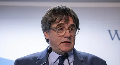 El expresidente de la Generalitat y eurodiputado de Junts, Carles Puigdemont, comparece en una rueda de prensa para explicar los detalles del acuerdo de investidura con el PSOE, en el Parlamento Europeo