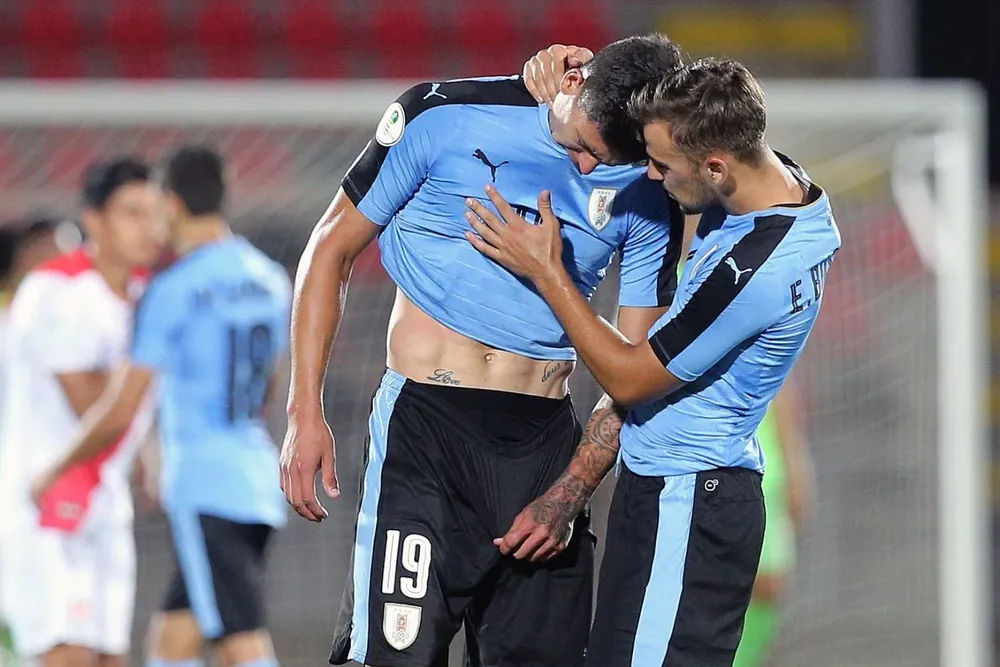 Darwin Núñez fue consolado por sus compañeros en el final del partido