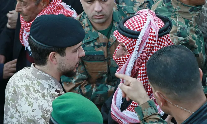El príncipe heredero de Jordania, Hussein bin Al Abdullah, en el funeral del capitán Ghaith al-Rahahleh, uno de los fallecidos por las rodadas
