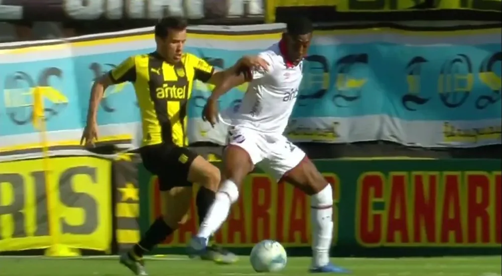 La falta de Mayada contra Carneiro en el área de Peñarol