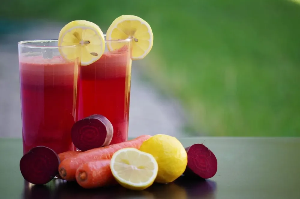 Jugos con base en frutas y hortalizas.