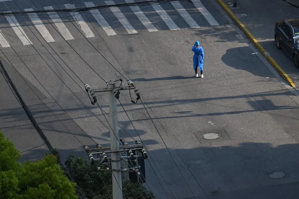 Las calles de Shanghái están prácticamente vacías por el confinamiento