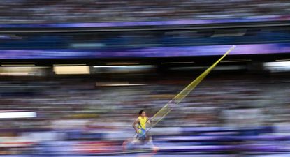 A toda velocidad: "Mondo" Duplantis con la garrocha rumbo a su récord mundial.