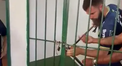 Un jugador de Ypiranga utiliza una barreta para intentar romper el candado y poder llegar al vestuario