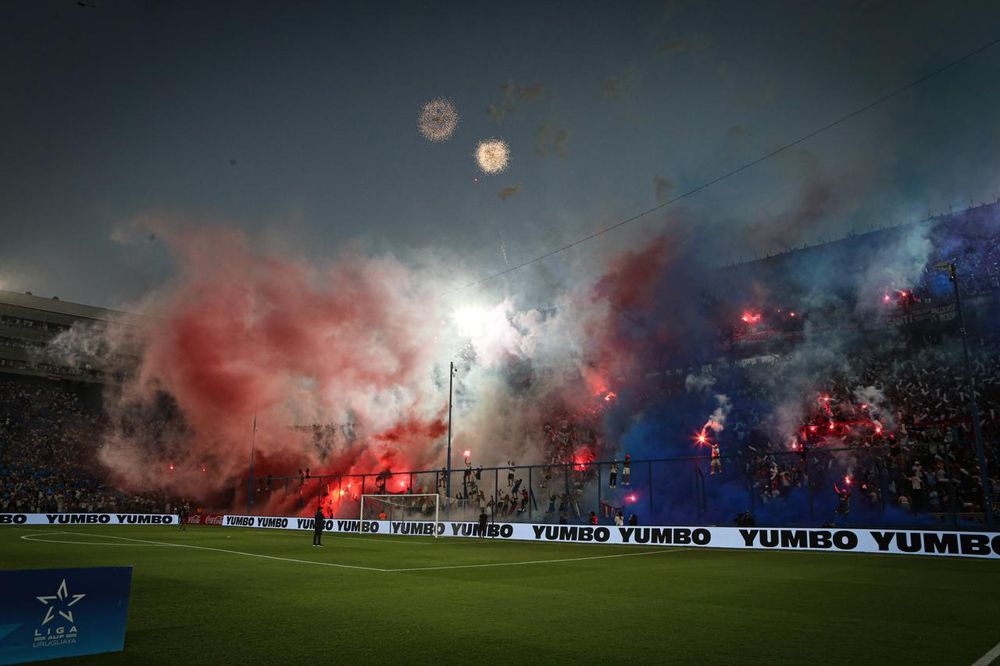 Los hinchas de Nacional encienden bengalas y se suben al tejido minutos antes del inicio del partido