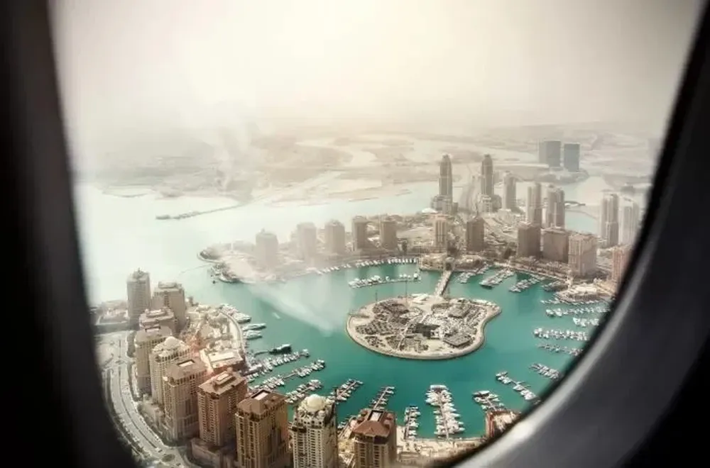 Vista de la ciudad de Doha desde la ventanilla de un avión de Iberia
