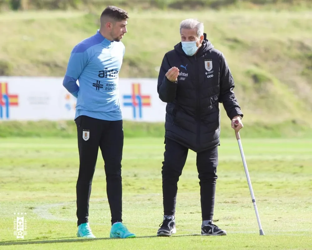 La charla antes del partido ante Paraguay entre Tabárez y Valverde