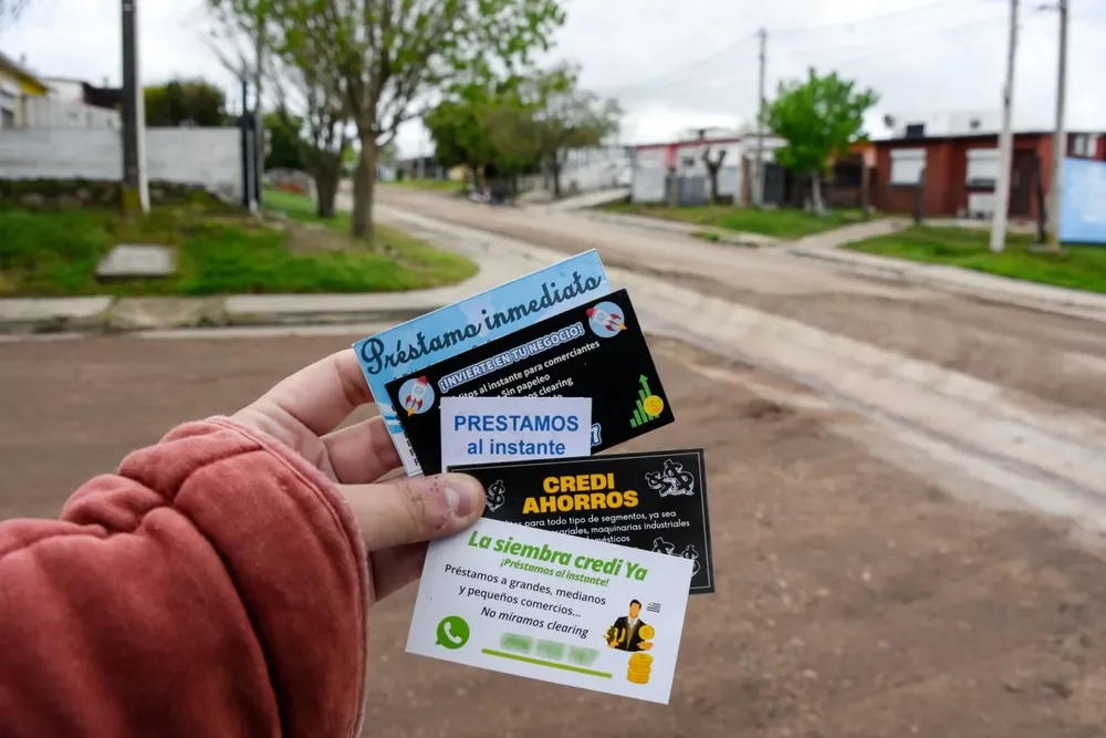 Tarjetas que entregan para ofrecer préstamos gota a gota