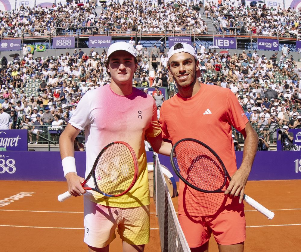 Joao Fonseca y Francisco Cerúndulo, en el saludo previo a la final.&nbsp;
