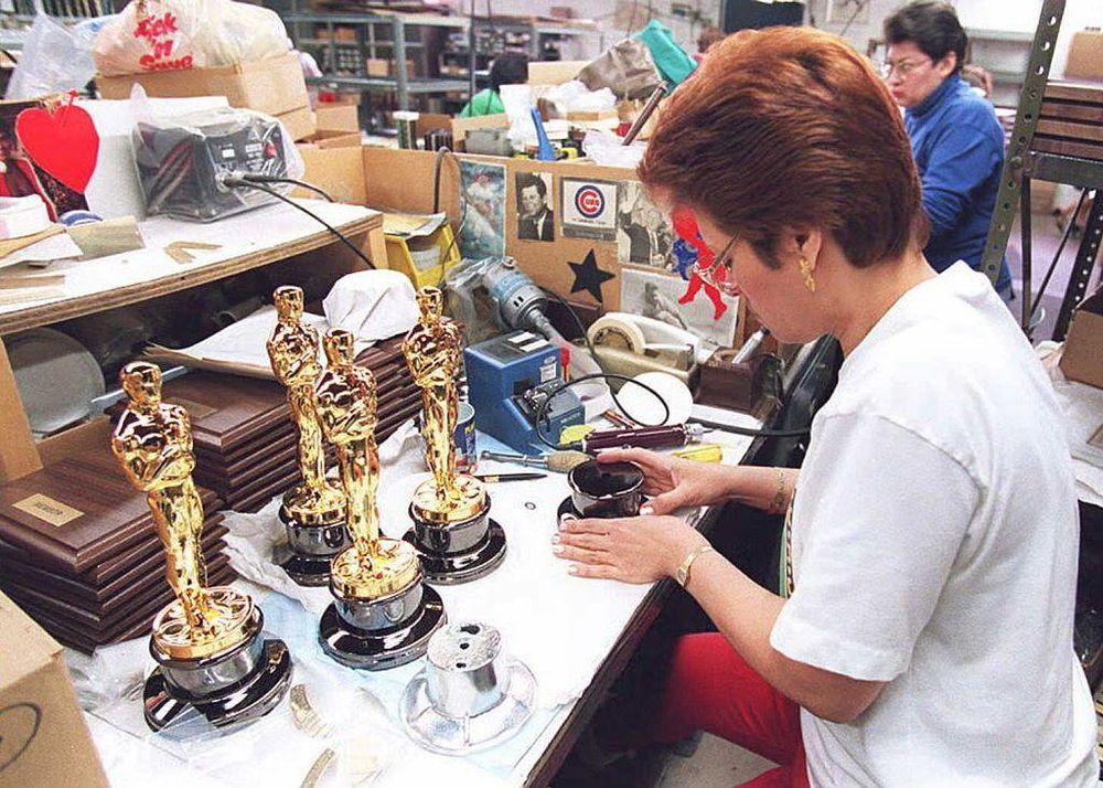 Cada estatuilla es fabricada individualmente y cuesta entre US$400 y US$1.000.
