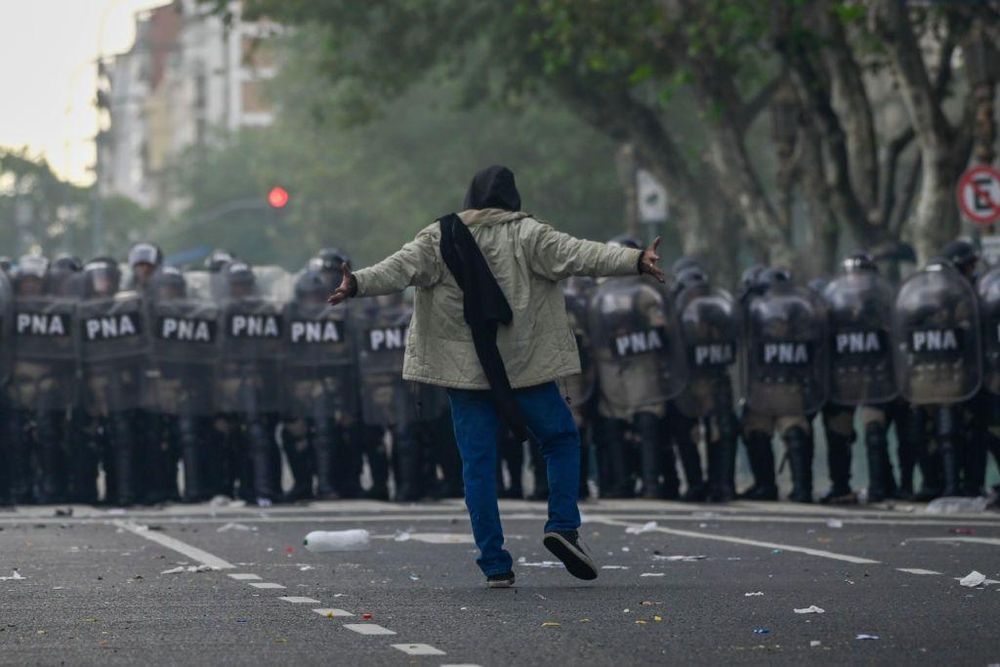 Las protestas de los jubilados se hacen cada miércoles en la plaza del Congreso. Sin embargo, la de esta semana terminó en violentos disturbios.