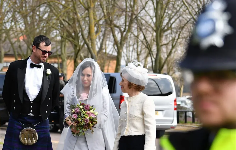 La abogada Stella Moris llega a la cárcel donde se casará con su prometido, el recluso Julian Assange