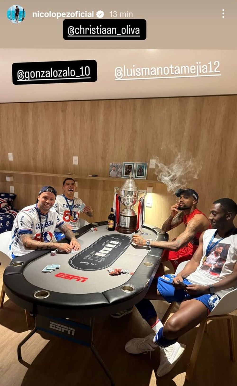 Nicolás López, Oliva, Mejía y Carneiro en la mesa de poker