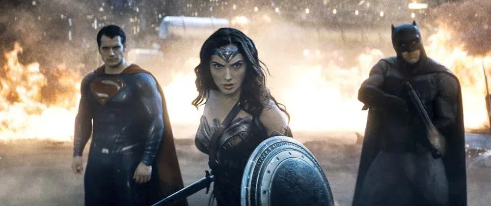 La Mujer Maravilla, interpretada por la actriz israelí Gal Gadot, es una revelación grata que genera expectativas para su filme en solitario. Warner Bros.