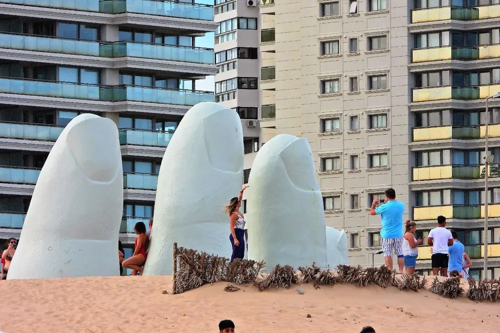 Los Dedos de Punta del Este en la Playa Brava