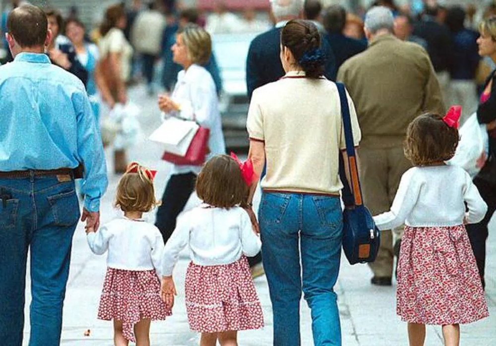 Apoyo económico en Madrid a las familias con nacimientos múltiples.