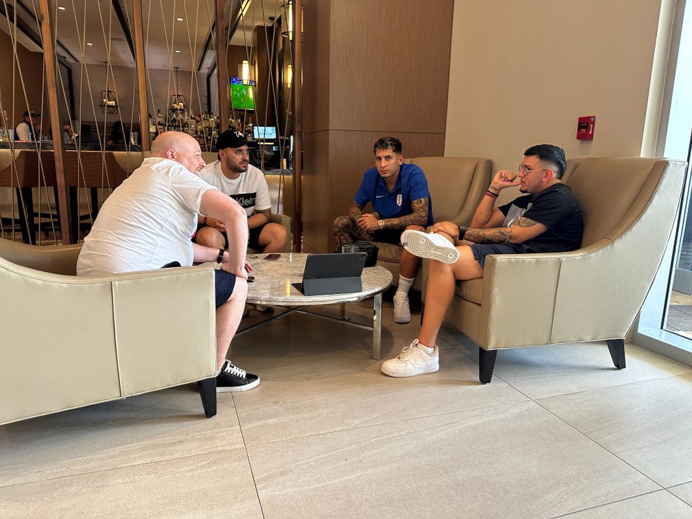 Mathías Olivera y sus amigos que lo visitaron en la selección uruguaya