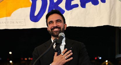 Mamdani es miembro del partido Demócrata y de los Demócratas Socialistas de Estados Unidos.