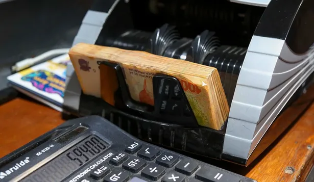 Cambio de dólares por pesos argentinos en el mercado negro. (Archivo)