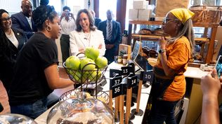 Kamala Harris en una visita a un pequeño negocio en Savannah, Georgia