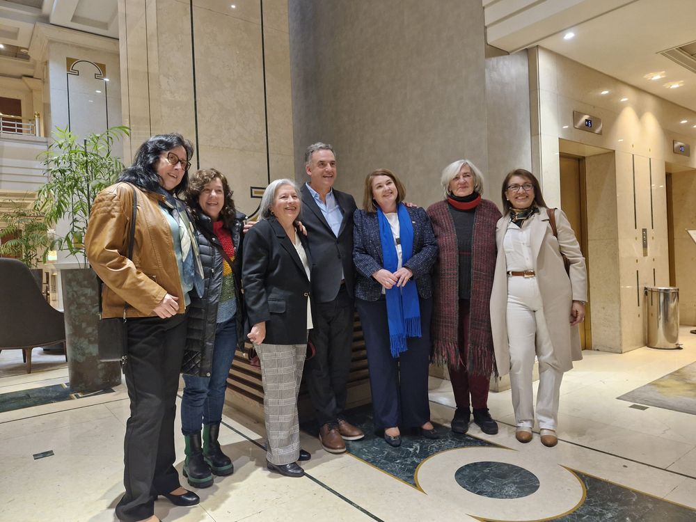 Foto de Orsi en Chile junto a la embajadora Ana Inés Rocanova y una comitiva