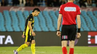 Leo Fernández de Peñarol se lamenta tras fallar su penal en la tanda entre Peñarol y Colo-Colo en el Estadio Centenario&nbsp;