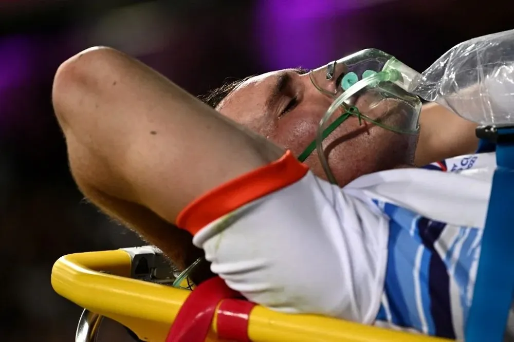 Ler Roux Malan debió se retirado en camilla y con oxígeno