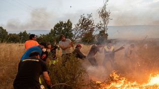 Varias personas tratan de apagar el fuego en Abejera, Zamora, Castilla y León.