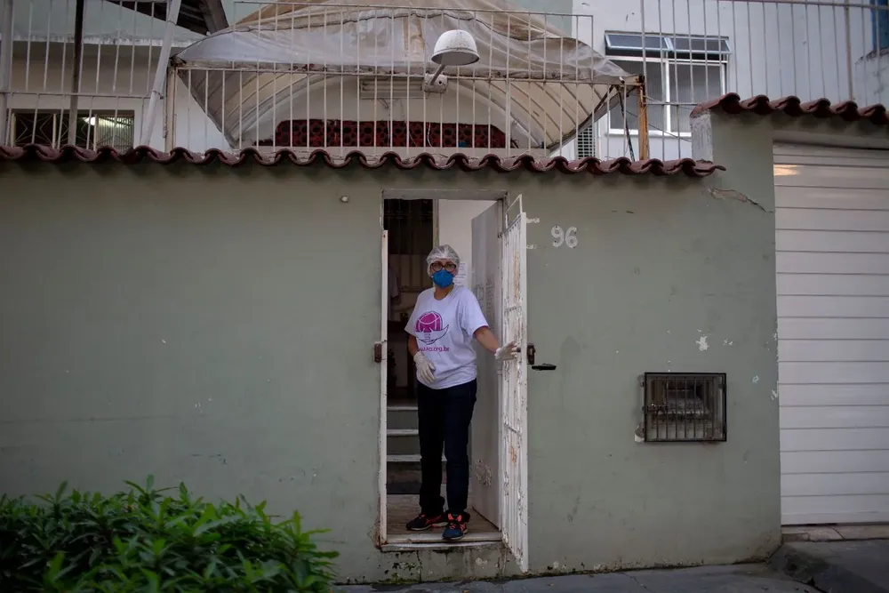 Regina Evaristo, madre de un enfermero víctima de coronavirus, en la entrada de su casa de Río de Janeiro