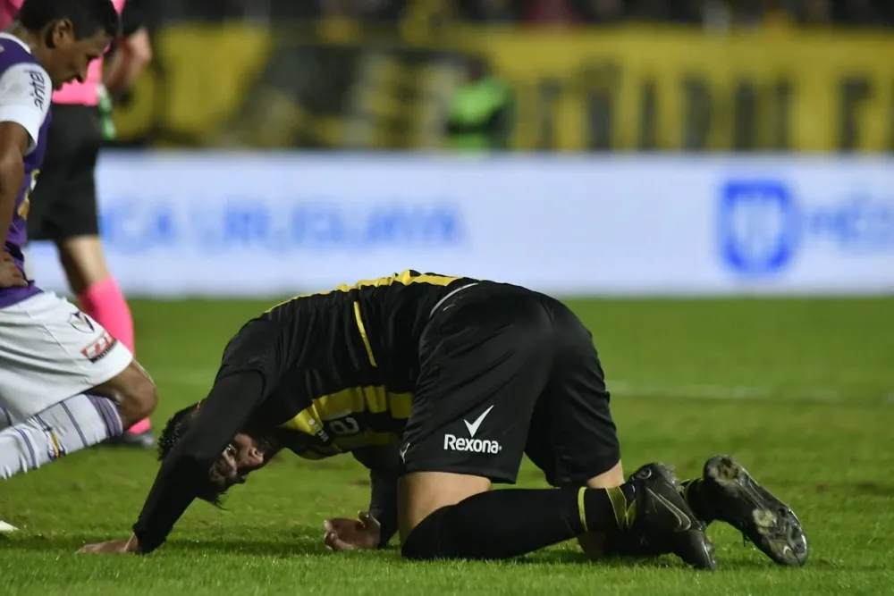 Peñarol perdió en la hora ante Fénix y comenzó otra vez con mal pie un torneo