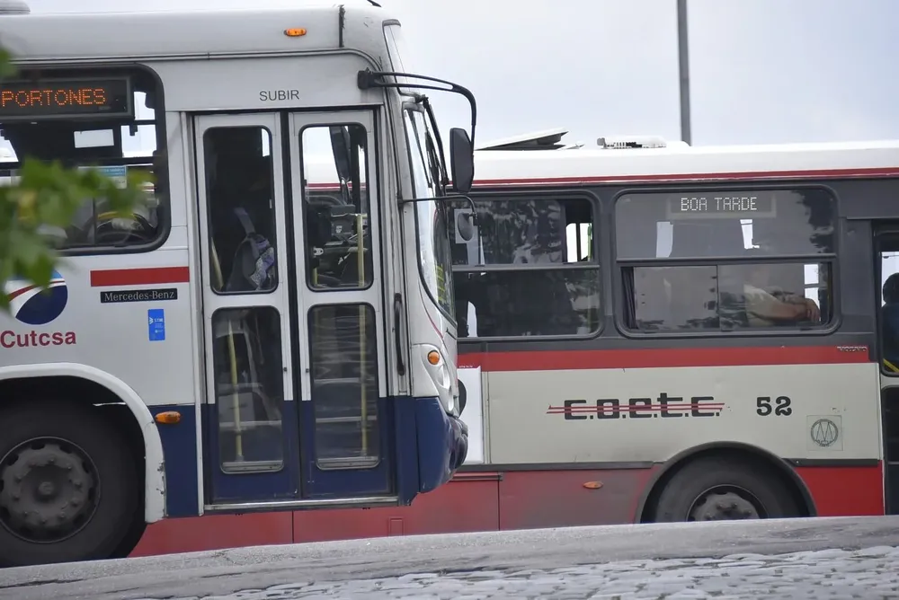 A raíz del incidente, el ómnibus viró y se encimó sobre el carril contrario y casi provoca un accidente de tránsito