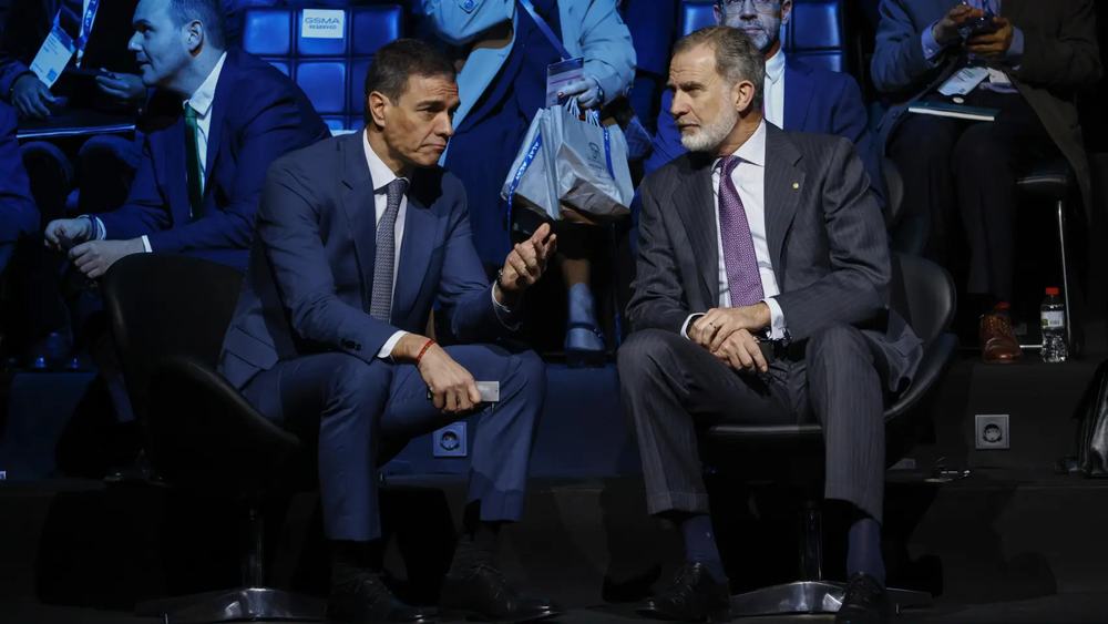 El rey Felipe VI y Pedro Sánchez dialogan en la inauguración del Mobile World Congress. EFE