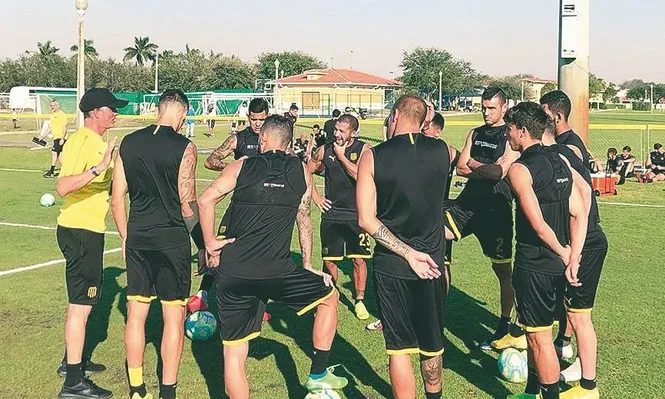 Peñarol goleó en Miami y Diego López sigue probando