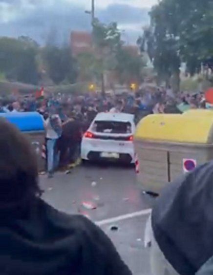 El momento en el que el auto atropella a la multitud