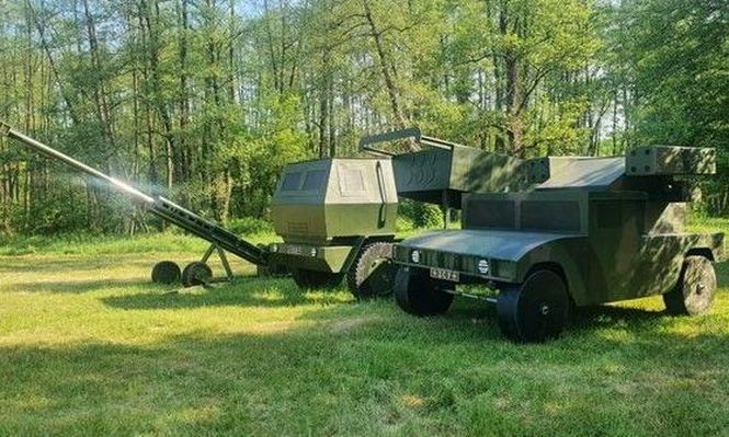 Desde el aire, parece que hubiera un M777, junto a un lanzamisiles Himars y un vehículo Humvee, pero no lo son.