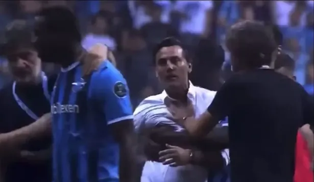 Mario Balotelli ya se retira de la discusión mientras intentan detener al técnico Vincenzo Montella, quien quería pelear en la cancha