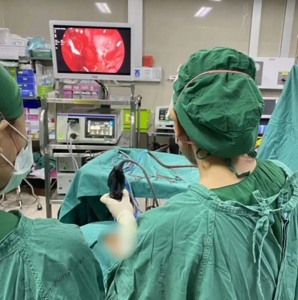 El equipo médico utilizando un endoscopio en el paciente