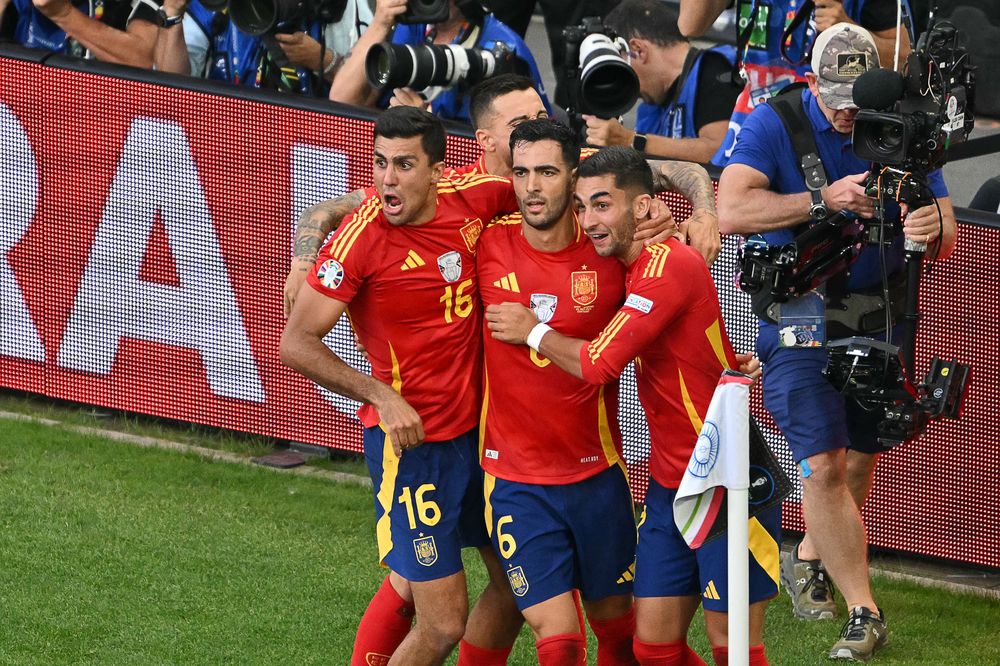 Mikel Merino festeja su gol para el 2-1 de España sobre Alemania en la Eurocopa 2024