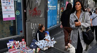 Mientras le pide ayuda al FMI, Javier Milei celebra la caída de la pobreza y de la indigencia en Argentina