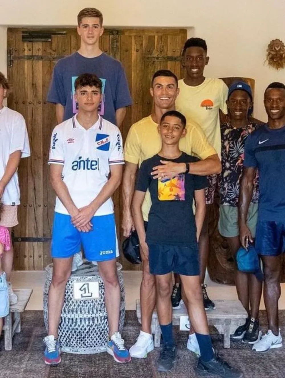 Cristiano Ronaldo y un familiar a su lado con la camiseta de Nacional