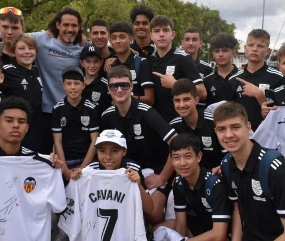 Edinson Cavani con los niños que llegaron desde Australia