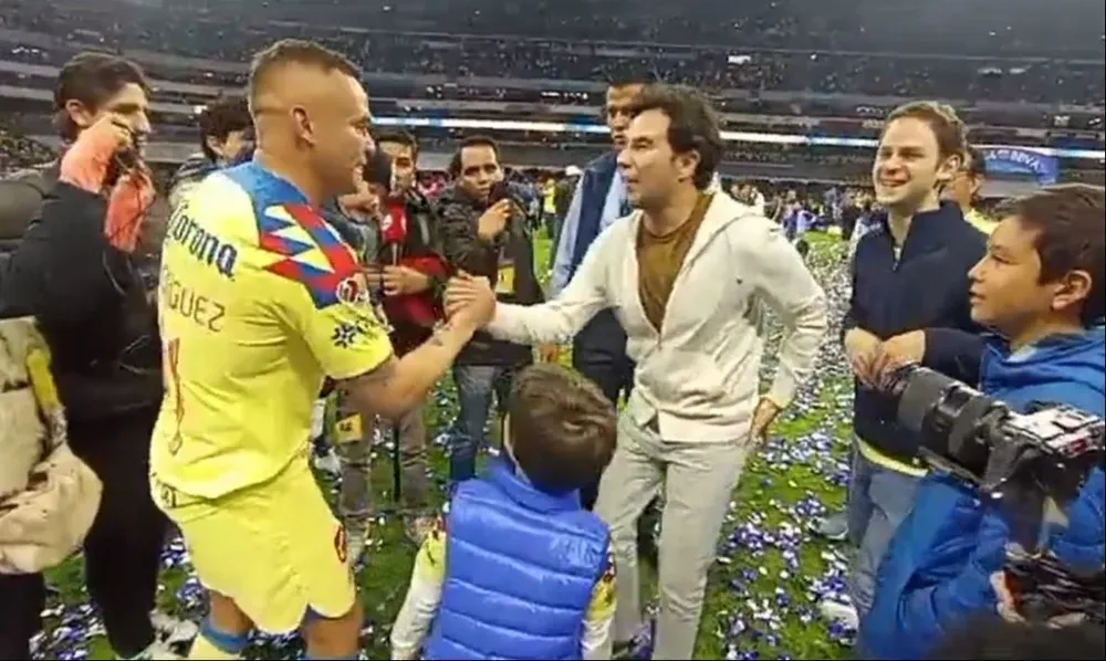 La emoción de Checo Pérez al pedirle una foto a Jona Rodríguez