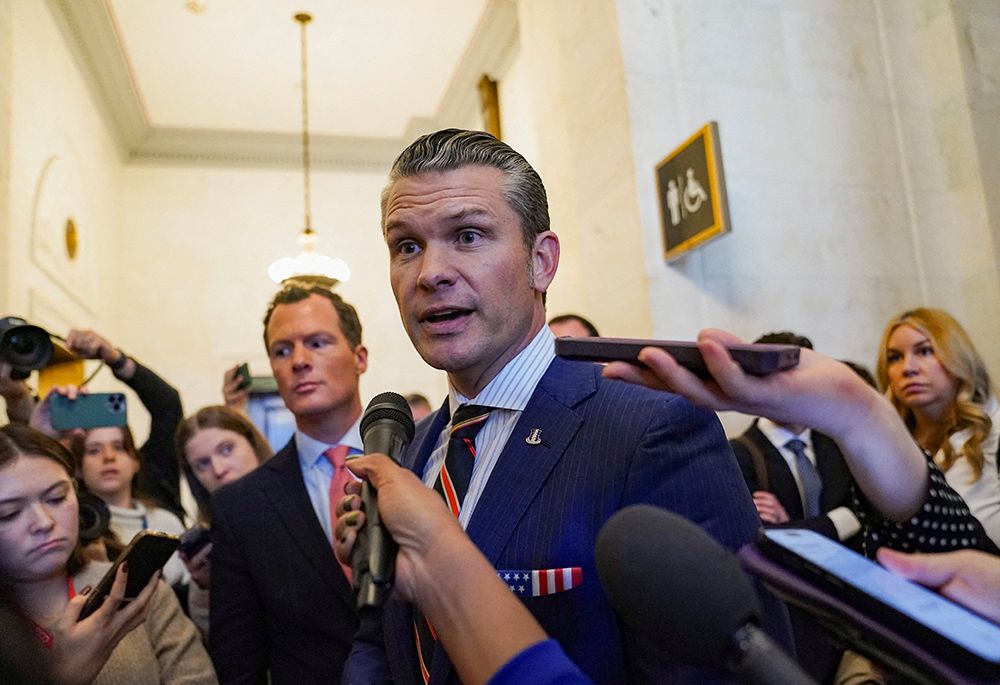 Pete Hegseth secretario de Defensa de Trump hablando en el Capitolio 21 de noviembre (Reuters).jpg