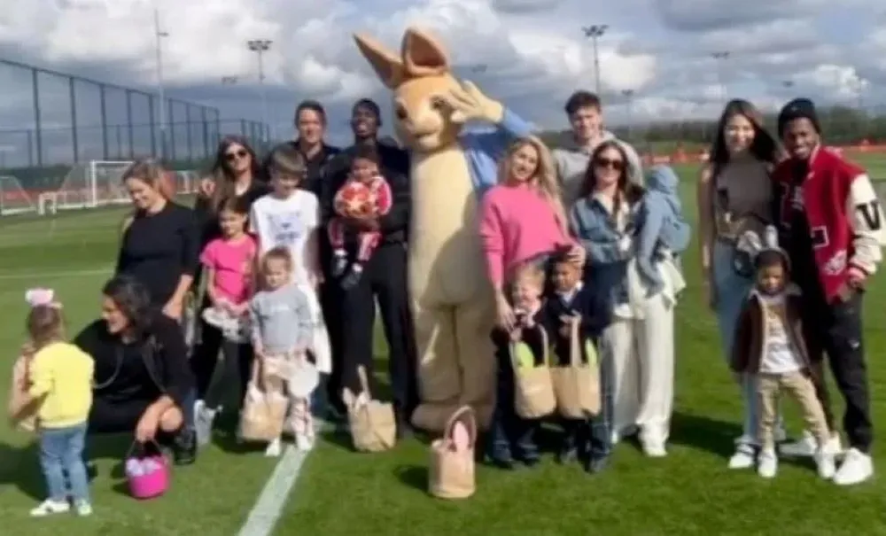 El uruguayo Cavani junto a su hija India aparecen abajo a la izquierda de la foto, en la cual aparecen otros compañeros del United como Fred, Lindelof, Pogba y Matic
