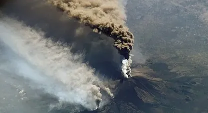 cierran el aeropuerto italiano de catania por la erupcion del volcan etna