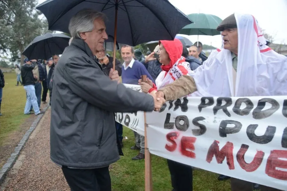 El presidente Vázquez llegó a Cardal y habló con los tamberos