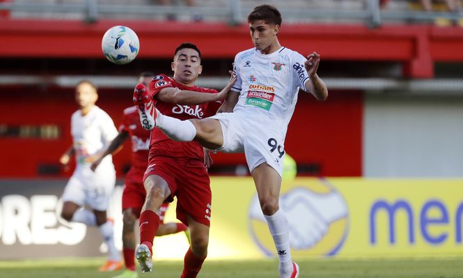 Osvaldo Bosso de Ñublense disputa un balón con Valentín Adamo de Boston River por la Copa Libertadores &nbsp;