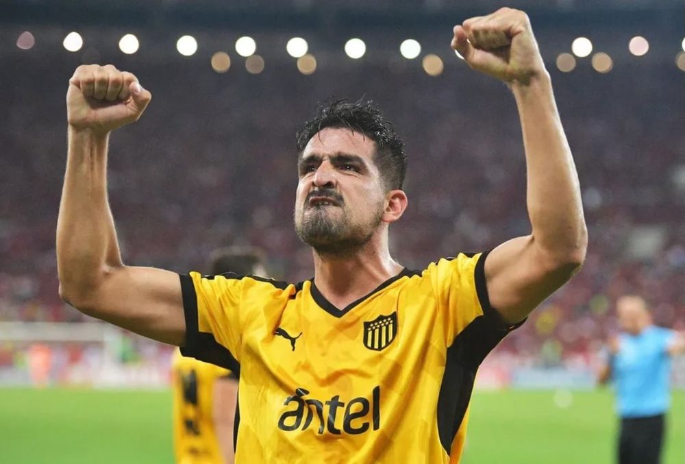 Lucas Viatri festeja el gol con el que Pe&ntilde;arol venci&oacute; a Flamengo en el Maracan&aacute;, por la Copa Libertadores 2019